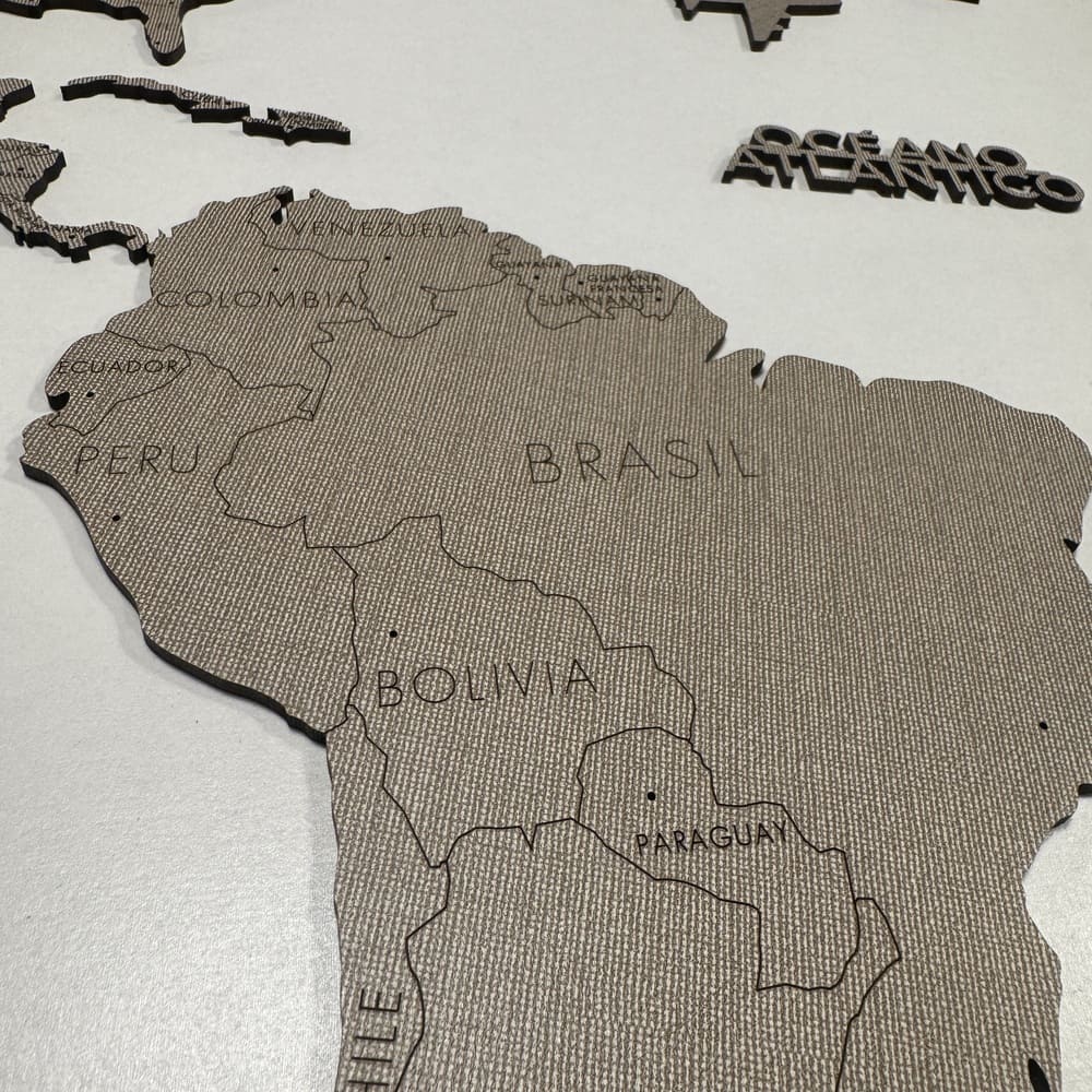 Mapamundi 2D de madera color gris (efecto textil)