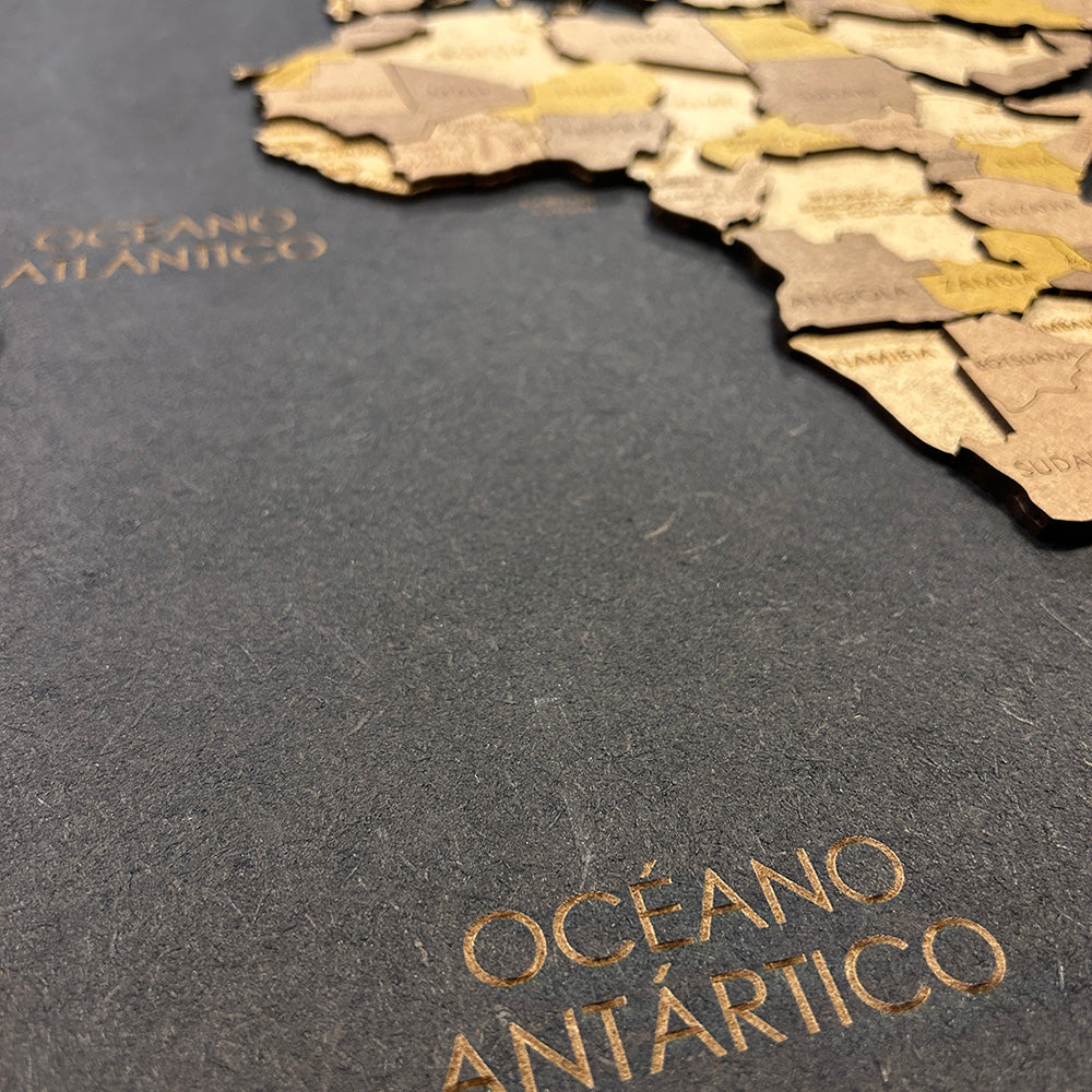 Panel negro mapamundi 3D multicolor de madera